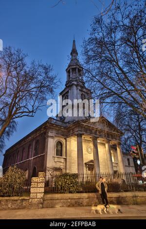 Una veduta della Chiesa di St Leonard, Shoreditch, Londra prima di una rappresentazione da parte del collettivo Downing Sound Foto Stock