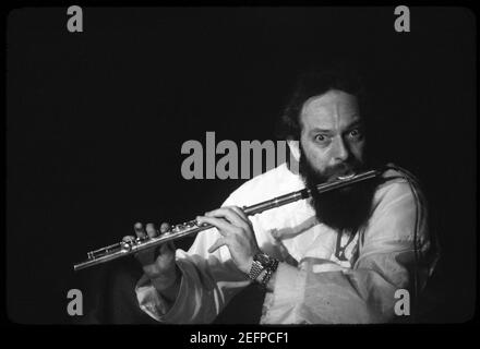 Cantante Ian Anderson di Jethro Tull che suona il flauto (1981) Foto Stock