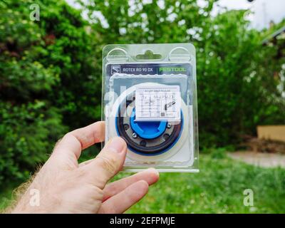 PARIGI, Francia - 3 maggio 2020: POV cuscinetto di interfaccia maschio per levigatrice Rotex 90 DX con logotipo di Festool-modello 495623 Foto Stock