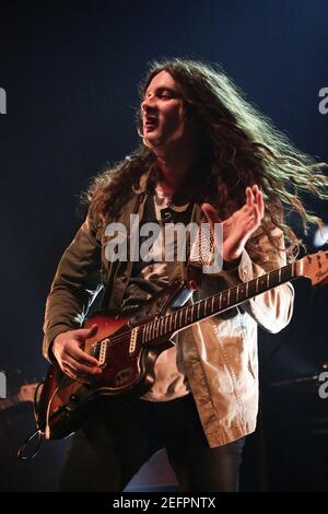 Kurt Vile e i violatori si esibiscono dal vivo sul palco a. The Roundhouse a Londra Foto Stock