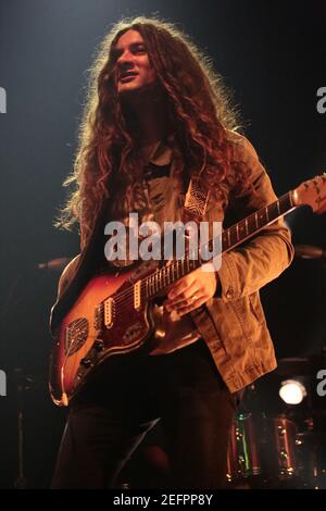 Kurt Vile e i violatori si esibiscono dal vivo sul palco a. The Roundhouse a Londra Foto Stock