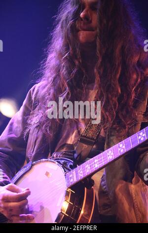 Kurt Vile e i violatori si esibiscono dal vivo sul palco a. The Roundhouse a Londra Foto Stock