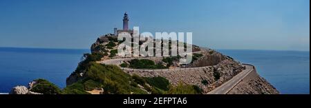 Panorama di una strada tortuosa che conduce al faro di Formentor a Maiorca, con splendida vista sul mare Foto Stock