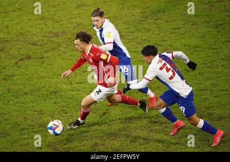 La Jordan Williams di Barnsley (a sinistra) si allontana da Harvey Elliott (centro) e Tyrhys Dolan durante la partita del campionato Sky Bet a Oakwell, Barnsley. Data immagine: Mercoledì 17 febbraio 2021. Foto Stock