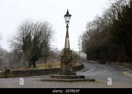 Fontana d'acqua vittoriana e luce in stile Gotico Revival A Bakewell Foto Stock