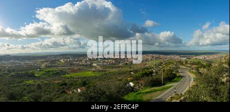 Magnifica vista sulla città di Caceres dal Santuario della Virgen de la Montana. Vista panoramica Foto Stock