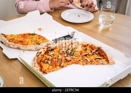 Deliziosa pizza vegana con pomodori, funghi e formaggio vegano Foto Stock