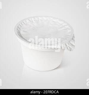 Contenitore in plastica bianca per latticini con coperchio in lamina sfondo grigio Foto Stock