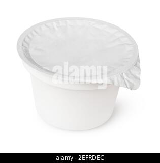 Contenitore in plastica per latticini con coperchio in lamina isolato sfondo bianco con tracciato di ritaglio Foto Stock