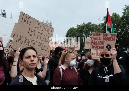 LONDRA - 3 GIUGNO 2020: I manifestanti Black Lives Matter sulla Piazza del Parlamento a Westminster. Foto Stock
