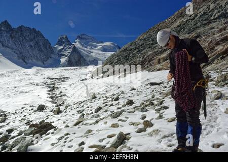 Un alpinista che si avvita sulla fune Glacier Blanc nel alpi francesi Foto Stock