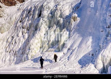 Due donne che esplorano le formazioni di ghiaccio al Frozen Chutes de Chaudière a Charny vicino a Quebec City, Canada Foto Stock