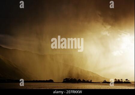 Luce notturna selvaggia sopra Loch Linnhe nelle Highlands scozzesi vicino a Fort William, Scozia Foto Stock