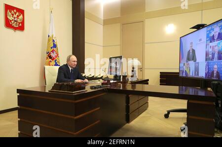 Novo Ogaryovo, Russia. 17 Feb 2021. Il presidente russo Vladimir Putin presiede una videoconferenza con i capi dei quattro gruppi parlamentari rappresentati nella Camera bassa del parlamento russo dalla residenza presidenziale ufficiale di Novo-Ogaryovo il 17 febbraio 2021 fuori Mosca, Russia. Credit: Planetpix/Alamy Live News Foto Stock