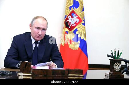 Novo Ogaryovo, Russia. 17 Feb 2021. Il presidente russo Vladimir Putin presiede una videoconferenza con i capi dei quattro gruppi parlamentari rappresentati nella Camera bassa del parlamento russo dalla residenza presidenziale ufficiale di Novo-Ogaryovo il 17 febbraio 2021 fuori Mosca, Russia. Credit: Planetpix/Alamy Live News Foto Stock