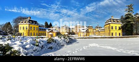 Vista panoramica dell'architettura del castello Arolsen in Bad Arolsen nella regione Sauerland in Germania Foto Stock