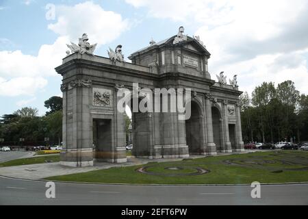La Puerta de Alcala a Madrid, Spagna. Viste generali a Madrid durante il festival di San Isidro del 2016 Foto Stock