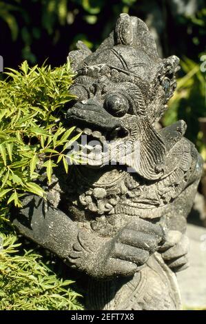 Statua di pietra mitologica balinese, Ubud - Bali - Indonesia 1983 (Foto su film fotografico) Foto Stock