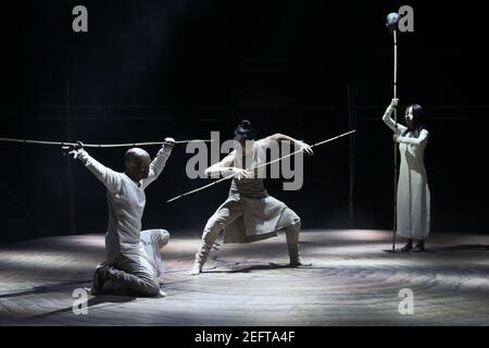 Akram Kahn's fino a quando i Lions si esibito per la stampa presso la Roundhouse di Londra prima dell'apertura il 12 gennaio. I ballerini presenti sono Akram Khan Foto Stock