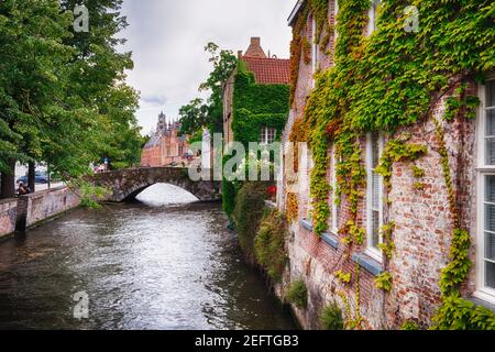 Canale con edifici storici medievali, Bruges, Fiandre Occidentali, Belgio Foto Stock