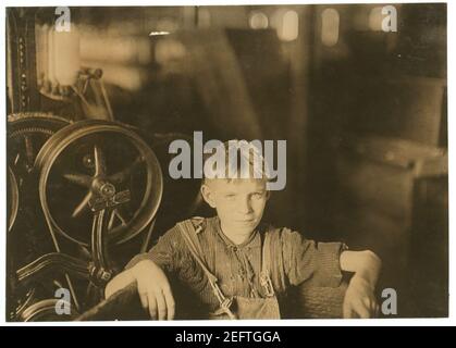 Uno dei giovani filatori in Quidwick Co. Mill. Anthony, R. I. (un ragazzo polacco Willie) che stava prendendo il suo riposo a mezzogiorno in un cilindro scaricatore-box. Foto Stock