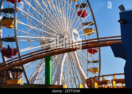 Vista ad angolo basso di una ruota panoramica, del molo di Santa Monica, Los Angeles, California Foto Stock