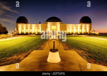 Osservatorio Griffith illuminato a notte, Los Angeles, California Foto Stock