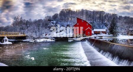 Paesaggio invernale di un mulino a griglia rossa e di una cascata, Clinton, Contea di Hunterdon, New Jersey, Stati Uniti Foto Stock