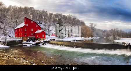 Red Gristmill in Snowy Landscape , Clinton, Contea di Hunterdon, New Jersey, Stati Uniti Foto Stock