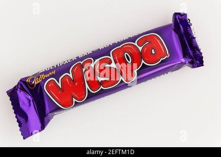 Barretta di cioccolato wispa singola su fondo bianco aa Foto Stock