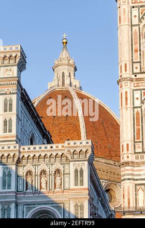 Sera luce del sole sulla cupola di Santa Maria del Fiore - il Duomo, Firenze, Toscana, Italia Foto Stock