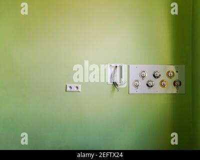 Connettori per ossigeno e vuoto nella vecchia sala ospedaliera abbandonata Foto Stock