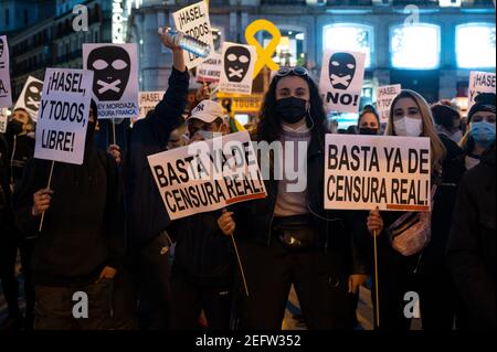 Madrid, Spagna. 17 Feb 2021. Manifestanti con cartelli durante una dimostrazione contro l'incarcerazione del rapper spagnolo Pablo Hasel per alcuni testi e tweet di canzone che criticano la monarchia spagnola. Credit: Marcos del Mazo/Alamy Live News Foto Stock