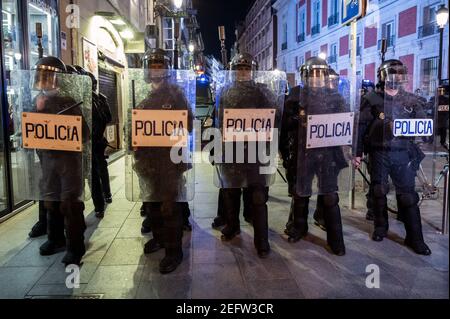 Madrid, Spagna. 17 Feb 2021. I poliziotti si trovano in posizione durante una dimostrazione contro l'incarcerazione del rapper spagnolo Pablo Hasel per alcuni testi e tweet di canzoni che criticano la monarchia spagnola. Credit: Marcos del Mazo/Alamy Live News Foto Stock
