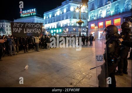 Madrid, Spagna. 17 Feb 2021. La polizia di Riot si prepara allo scontro contro i manifestanti durante una dimostrazione contro l'incarcerazione del rapper spagnolo Pablo Hasel per alcuni testi e tweet di canzoni che criticano la monarchia spagnola. Credit: Marcos del Mazo/Alamy Live News Foto Stock