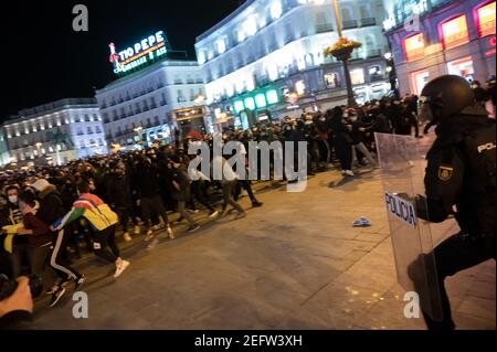 Madrid, Spagna. 17 Feb 2021. La polizia di Riot insegue i manifestanti durante una dimostrazione contro l'incarcerazione del rapper spagnolo Pablo Hasel per alcuni testi e tweet di canzoni che criticano la monarchia spagnola. Credit: Marcos del Mazo/Alamy Live News Foto Stock