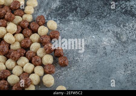 Palle di cioccolato fiocchi di mais isolati su sfondo grigio Foto Stock