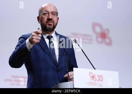 (210217) -- CRACOVIA (POLONIA), 17 febbraio 2021 (Xinhua) -- il presidente del Consiglio europeo Charles Michel interviene durante una conferenza stampa dopo il vertice del gruppo di Visegrad (V4) a Cracovia, Polonia, il 17 febbraio 2021. Mercoledì i primi ministri di Polonia, Ungheria, Repubblica ceca e Slovacchia si sono riuniti a Cracovia per discutere la pandemia della COVID-19 e per celebrare il 30° anniversario del quadro di cooperazione del Gruppo Visegrad (V4). (Unione europea/Handout via Xinhua) Foto Stock