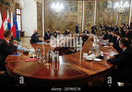 (210217) -- CRACOVIA (POLONIA), 17 febbraio 2021 (Xinhua) -- Foto scattata il 17 febbraio 2021 mostra una scena del vertice del Gruppo Visegrad (V4) a Cracovia, Polonia. Mercoledì i primi ministri di Polonia, Ungheria, Repubblica ceca e Slovacchia si sono riuniti a Cracovia per discutere la pandemia della COVID-19 e per celebrare il 30° anniversario del quadro di cooperazione del Gruppo Visegrad (V4). (Unione europea/Handout via Xinhua) Foto Stock