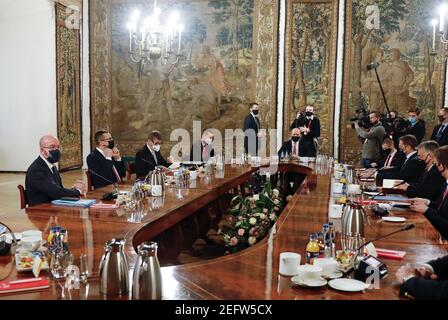 (210217) -- CRACOVIA (POLONIA), 17 febbraio 2021 (Xinhua) -- Foto scattata il 17 febbraio 2021 mostra una scena del vertice del Gruppo Visegrad (V4) a Cracovia, Polonia. Mercoledì i primi ministri di Polonia, Ungheria, Repubblica ceca e Slovacchia si sono riuniti a Cracovia per discutere la pandemia della COVID-19 e per celebrare il 30° anniversario del quadro di cooperazione del Gruppo Visegrad (V4). (Unione europea/Handout via Xinhua) Foto Stock