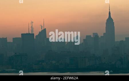 Skyline di Manhattan in luce dell'ora d'oro Foto Stock