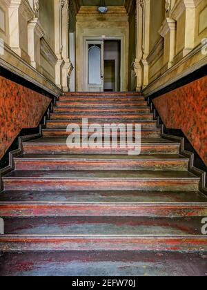 Scale al primo piano in una vecchia casa di affito Foto Stock