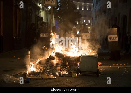 Il rally convocato dal movimento anti-repressivo di Madrid questo mercoledì a Sol contro l'incarcerazione del rapper Pablo Hasel ha portato a scontri tra una parte dei manifestanti riuniti lì e gli agenti della polizia nazionale dispiegati nella zona. Il raduno ha avuto inizio in un'atmosfera pacifica e festosa, circondata da una notevole forza di polizia. Ma nel tardo pomeriggio, una parte dei presenti ha cominciato ad insultare gli agenti gridando 'poliziotti fuori dalle nostre strade' o 'nazisti di giorno, di notte polizia'. Gli spiriti si stanno riscaldando quando alcuni rioter hanno confrontato la polizia, a cui hanno thro Foto Stock