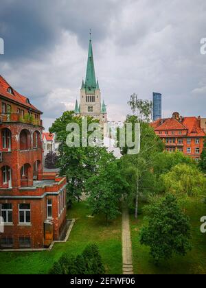 Wroclaw Polonia 1 giugno 2019 Torre della Cattedrale con tetto verde E Sky torre in un giorno nuvoloso visto dal vecchio abbandonato ospedale Foto Stock