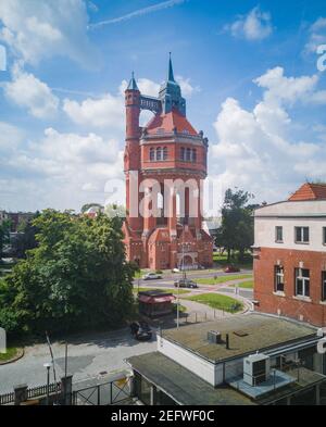 Wroclaw Polonia 1 giugno 2019 Old Water Tower edificio visto dal vecchio ospedale abbandonato Foto Stock