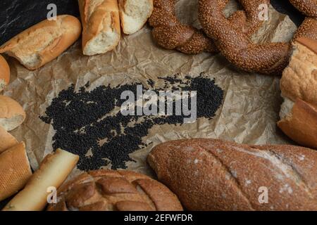 Diversi tipi di pasticceria su carta pergamena Foto Stock