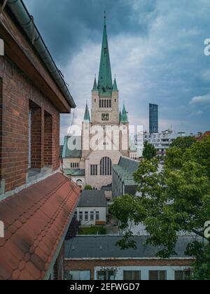 Wroclaw Polonia 1 giugno 2019 Torre della Cattedrale con tetto verde E Sky torre in un giorno nuvoloso visto dal vecchio abbandonato ospedale Foto Stock