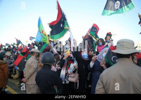 Tripoli, Libia. 17 Feb 2021. La gente si riunisce in piazza dei Martiri a Tripoli, Libia, il 17 febbraio 2021. Migliaia di libici mercoledì hanno celebrato il decimo anniversario della rivoluzione che ha rovesciato il regime del defunto leader Muammar Gheddafi nel 2011. Credit: Hamza Turkia/Xinhua/Alamy Live News Foto Stock