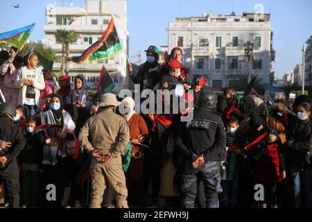 Tripoli, Libia. 17 Feb 2021. La gente si riunisce in piazza dei Martiri a Tripoli, Libia, il 17 febbraio 2021. Migliaia di libici mercoledì hanno celebrato il decimo anniversario della rivoluzione che ha rovesciato il regime del defunto leader Muammar Gheddafi nel 2011. Credit: Hamza Turkia/Xinhua/Alamy Live News Foto Stock