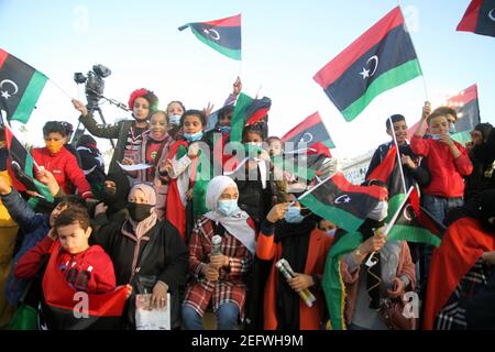 Tripoli, Libia. 17 Feb 2021. La gente si riunisce in piazza dei Martiri a Tripoli, Libia, il 17 febbraio 2021. Migliaia di libici mercoledì hanno celebrato il decimo anniversario della rivoluzione che ha rovesciato il regime del defunto leader Muammar Gheddafi nel 2011. Credit: Hamza Turkia/Xinhua/Alamy Live News Foto Stock